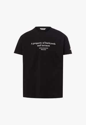 Schwarzes T-Shirt mit kurzen Ärmeln und weißem Text: „Eine Eigenschaft von Hinterhöfen und Terrassen, UNFAIR ATHLETICS SEIT 2015.“