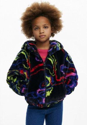 Veste noire duveteuse avec des motifs tourbillonnants colorés en rouge, bleu, vert et violet ; dotée d'une capuche et d'une fermeture éclair, texture douce.