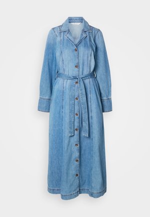 Lys blå denim maxikjole med lange ermer, knaplukning foran, bælte i taljen og kontrast søm langs sømmene.