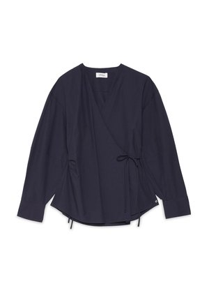 Blouse cache-cœur bleu marine à manches longues avec col en V, lien ajustable sur le côté et poignets boutonnés, posée à plat sur fond blanc.
