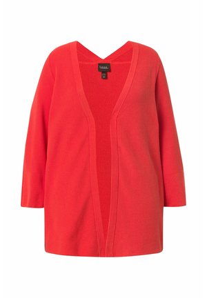 Cardigan rojo de frente abierto con tejido texturizado, mangas tres cuartos y un ajuste ligeramente holgado.