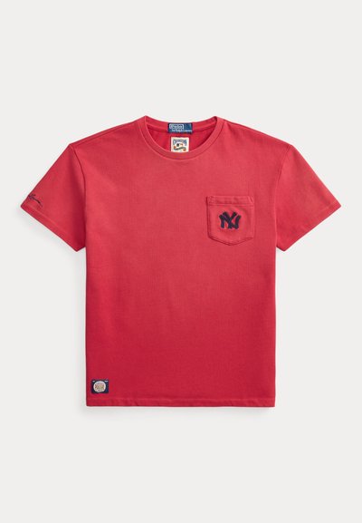 T-shirt rouge à manches courtes en coton avec logo des New York Yankees bleu marine sur la poche poitrine gauche et branding Polo par Ralph Lauren.