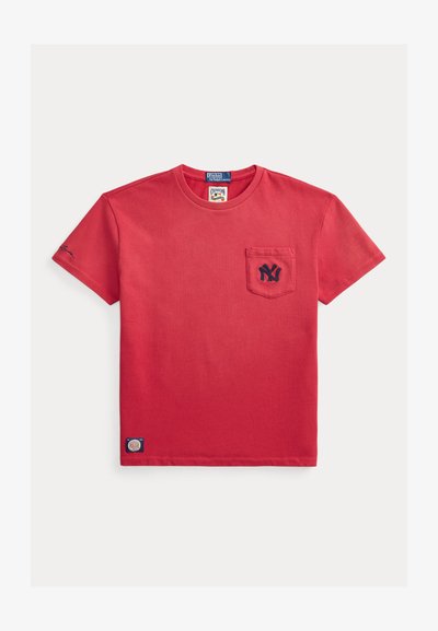 T-shirt rouge à manches courtes en coton avec logo des New York Yankees bleu marine sur la poche poitrine gauche et branding Polo par Ralph Lauren.