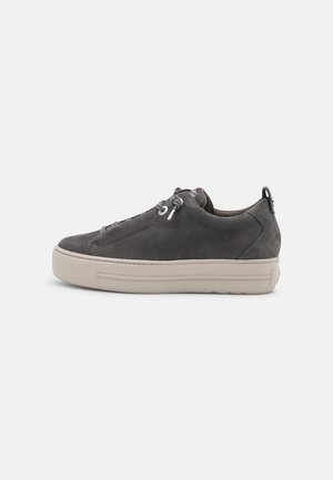 Sneaker in pelle grigio scuro, modello basso, con suola spessa beige chiaro e lacci elastici a toggle, vista laterale su sfondo bianco.