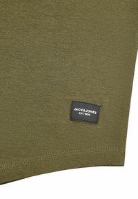 T-shirt in cotone verde oliva con orlo cucito e una piccola etichetta Jack & Jones in basso a destra con testo bianco su sfondo nero.