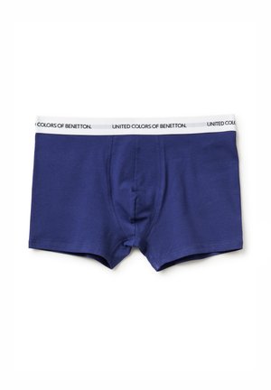 Boxer da uomo blu con fascia elastica bianca con marchio United Colors of Benetton, distesi su uno sfondo bianco.
