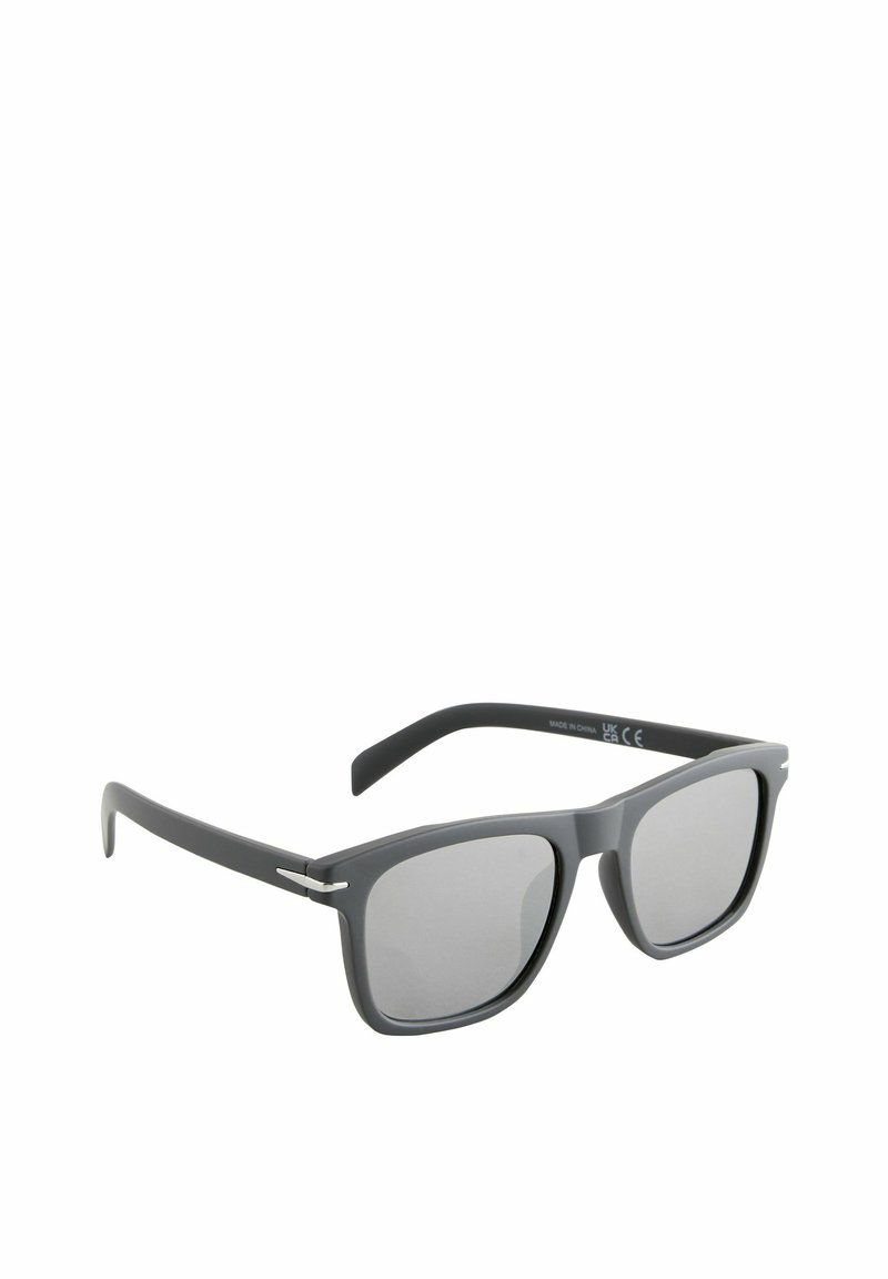 Mat crne pravokutne sunčane naočale s sivim toniranim lećama i tankim srebrnim detaljima blizu šarki.