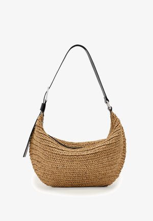 Mała brązowa pleciona torba na ramię z czarnym regulowanym paskiem i zamkiem błyskawicznym, prezentowana na białym tle.