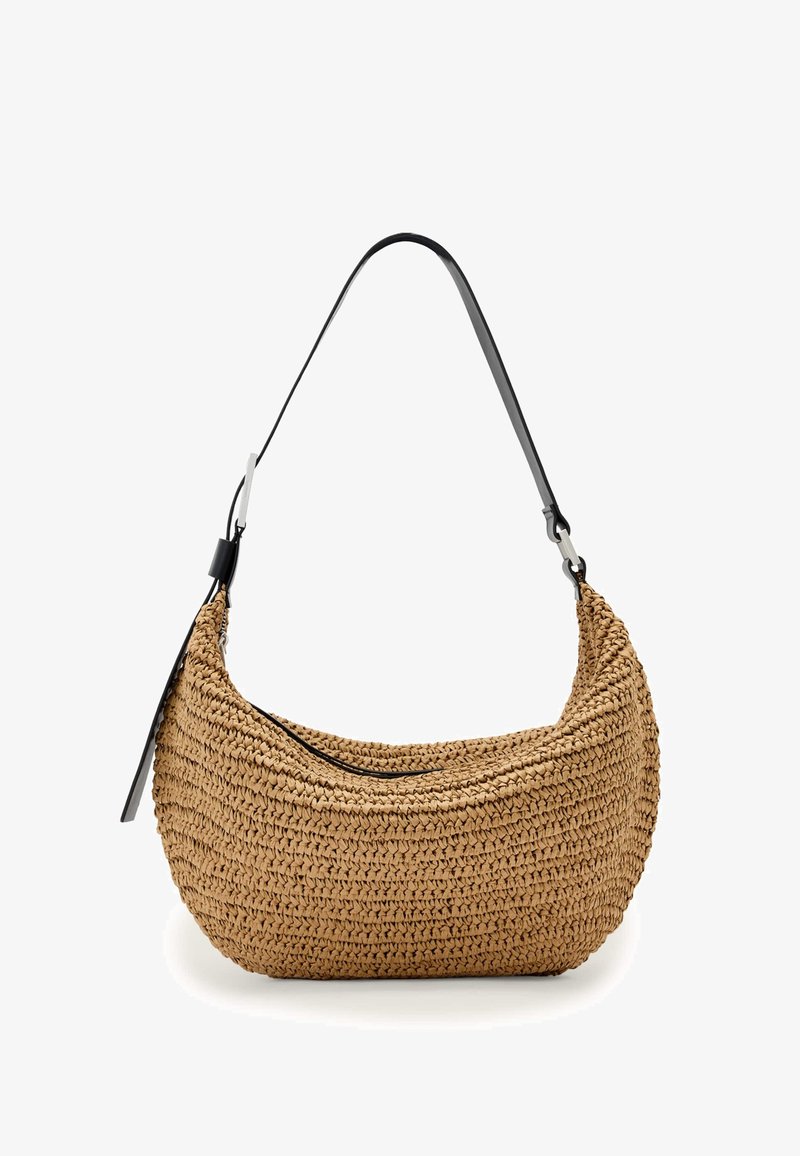 Μικρή καφέ υφαντή τσάντα ώμου με μαύρο ρυθμιζόμενο λουρί και κλείσιμο με φερμουάρ, εμφανίζεται σε λευκό φόντο.