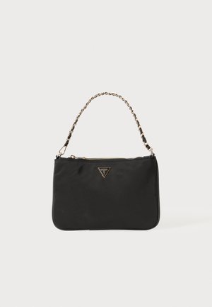 Zwarte rechthoekige handtas met gouden ketting en gevlochten leren handvat, ritssluiting en klein driehoekig Guess-logo aan de voorkant.