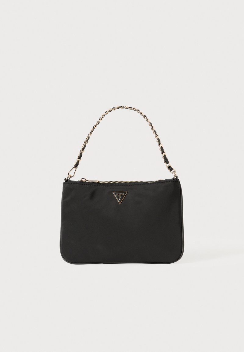 Sac à main rectangulaire noir avec chaîne dorée et poignée en cuir tressé, fermeture éclair et petit logo triangulaire Guess sur le devant.