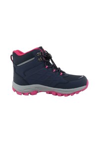 Bota de senderismo azul marino con acentos rosas, tela texturizada, suela gris y un diseño duradero. Cuenta con cierre de cordones y ojales reforzados.