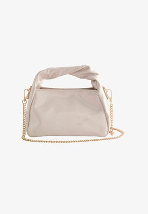 Väike beež käekott keeratud ülaosaga käepidemega ja eemaldatava kuldse kett-õlakotirihmaga valgel taustal.