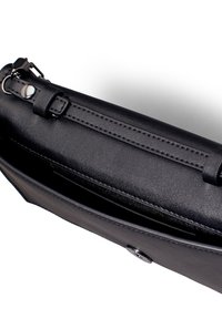 Calvin Klein GLOW CHAIN MINI BAG - Alkalmi kézitáska - black