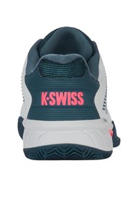 Pantofii sport K-Swiss au o parte exterioară albă, cu toc de culoare verde închis și logo roz. Au o parte superioară din plasă texturată, guler căptușit și talpă din cauciuc.