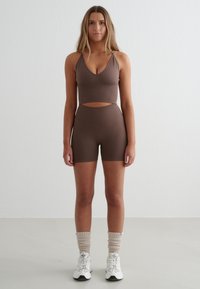 aim’n® SHAPE SEAMLESS  - Short - brown