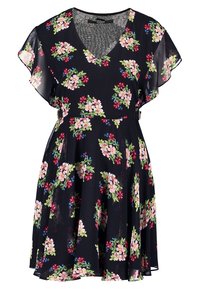 Robe noire à fleurs avec des fleurs roses, rouges et bleues, décolleté en V, manches volantées et taille cintrée avec des détails de boucle sur les côtés.