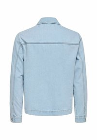 Φωτεινό γαλάζιο τζιν μπουφάν με λαιμόκοψη γιακά, μακριά μανίκια και μανσέτες με κουμπιά, με ομαλή υφή και διακοσμητικές ραφές.