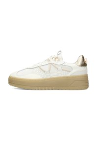 Sneaker bianco con sovrapposizione testurizzata, dettagli in rete e un accento in metallo dorato sul tallone. Suola spessa beige con un motivo di battistrada robusto.
