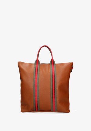 Borsa tote in pelle marrone con due manici a strisce verticali in rosso e verde. Presenta una finitura texturizzata e una chiusura superiore con zip.