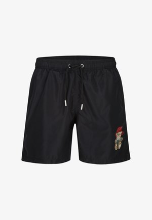 Schwarze Badeshorts mit elastischem Bund und verstellbarem Kordelzug, mit einem kleinen Teddybär mit rotem Hut am linken Bein.