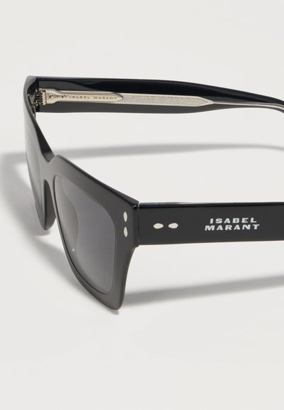 Μαύρα ορθογώνια γυαλιά ηλίου με σκούρους φακούς, ασημένιες λεπτομέρειες στο πλαϊνό μέρος και "ISABEL MARANT" τυπωμένο στον βραχίονα.