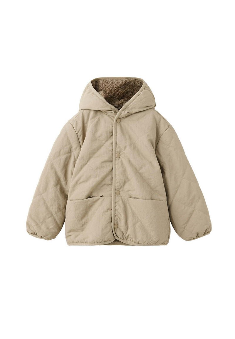 Veste matelassée beige avec capuche, fermeture par boutons-pression, poignets élastiques, deux poches avant et doublure en polaire douce.