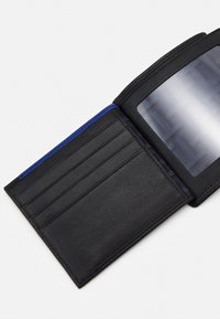 Portafoglio in pelle nera con una texture liscia, dettagli blu, più scomparti per carte e una finestra trasparente per l'ID, con un interno a motivi.