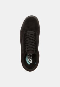Czarne zamszowe sneakersy z płaskimi sznurowadłami i teksturowanym czubkiem. Posiadają wyprofilowaną, wzorzystą wkładkę oraz metkę z logo w odcieniu turkusowym na pięcie.