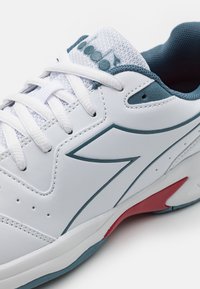 Diadora VOLEE - Pantofi de tenis pe orice suprafață - white/oceanview/salsa