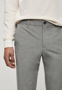 Mango Chino hlače - grey