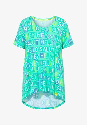 Turkis kortærmet skjorte med gentagne hilsner på flere sprog, herunder "Hello," "Salut," "Hey" og "Halo" i forskellige skrifttyper.
