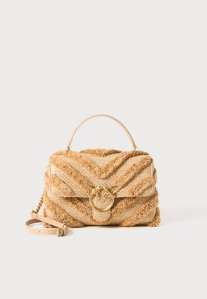 Gestickte Strohtasche in Beige mit Zickzackmuster, ausgestattet mit einem kreisförmigen Hardware-Detail in Goldfarbe und einem abnehmbaren Trageriemen. Strukturierte Oberfläche.