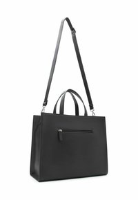 Bolso tote de cuero negro con dos asas superiores y una correa de hombro desmontable. Cuenta con un bolsillo frontal con cremallera y una textura suave.