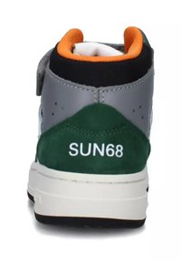 Sneaker alta con tomaia sintetica grigia, tallone in suede verde, colletto arancione e suola bianca. Presenta il marchio "SUN68" sulla parte posteriore.