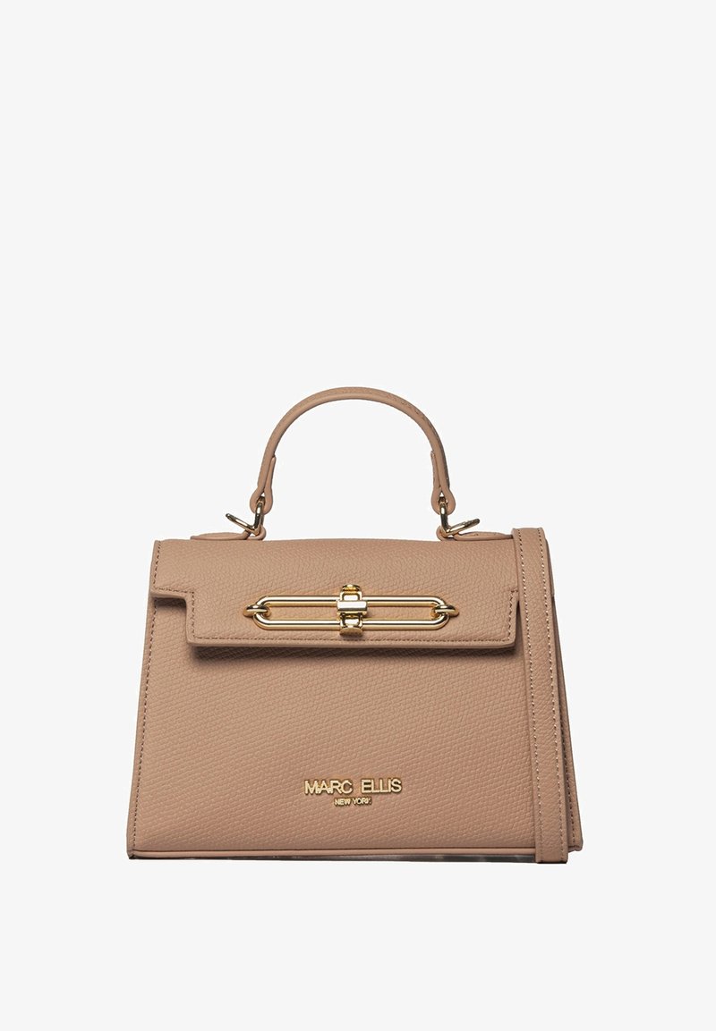 Beige leren handtas met een gestructureerd ontwerp. Voorzien van een bovenhandvat, gouden hardware en een sluiting aan de voorkant. Merkenlogo aan de voorkant.