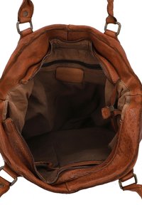 Sac à épaule en cuir marron ouvert pour montrer un intérieur en tissu foncé avec des poches zippées et des poches à fente, et des sangles en cuir ajustables avec des boucles en métal.