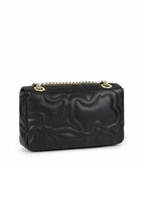 Bolso de mano de cuero negro con un diseño acolchado, que cuenta con una correa de cadena dorada y acentos de hardware circular. Textura suave y forma rectangular.