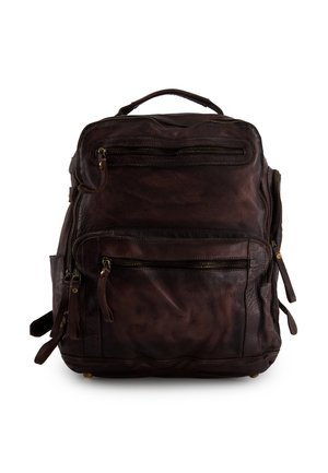 Donkerbruine leren rugzak met meerdere ritssluitingen en een bovenhandvat, weergegeven tegen een witte achtergrond.