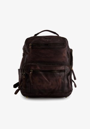 Donkerbruine leren rugzak met meerdere ritssluitingen en een bovenhandvat, weergegeven tegen een witte achtergrond.