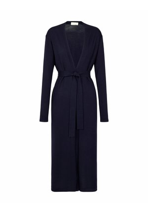 Cardigan long en marine fabriqué en tissu doux, avec un décolleté en V profond, des manches longues et une ceinture à la taille pour un ajustement réglable.