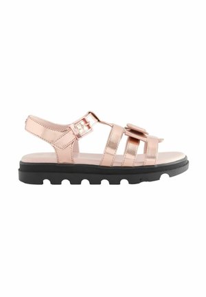 Metallisch rosegoldene Sandalen mit mehreren Riemen, einer seitlichen Schnalle und einer schwarzen strukturierten Sohle mit runden Ausschnitten.