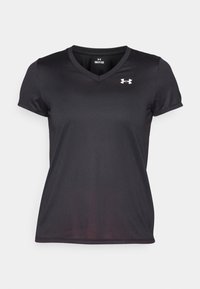 Svart atletisk t-shirt med V-hals, korta ärmar och en figurnära design. Har en liten vit logotyp på den övre vänstra bröstet. Slät textur.