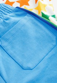 Pantalones cortos de algodón azul con cintura elástica y un bolsillo trasero. La tela es suave, con una textura lisa y costuras limpias.
