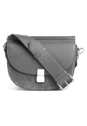 Petit sac bandoulière en cuir avec rabat texturé, large sangle réglable et fermoir rectangulaire argenté sur base en daim.