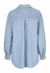 Ljusblå denimskjorta, långärmad, med krage och rundad nederkant. Baksidan har en yoke och samlingsdetalj. Mjuk textur.
