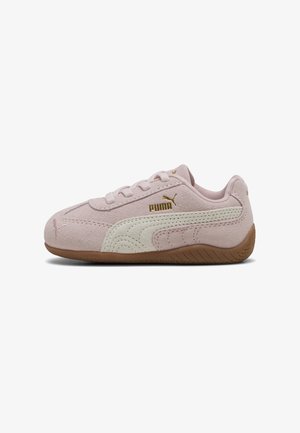Sneaker in suede rosa chiaro con accenti bianchi, caratterizzate da una striscia laterale texturizzata, chiusura con lacci e suola in gomma marrone.