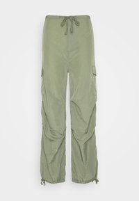 Lichtgroene cargobroek gemaakt van een gekreukeld materiaal, met een tailleband met trekkoord, zijzakken en verstelbare zoomtouwtjes.