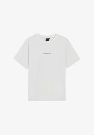 Witte katoenen T-shirt met korte mouwen, ronde hals en een klein bruin logo met de tekst "TOMORROWLAND" centraal op de voorkant.