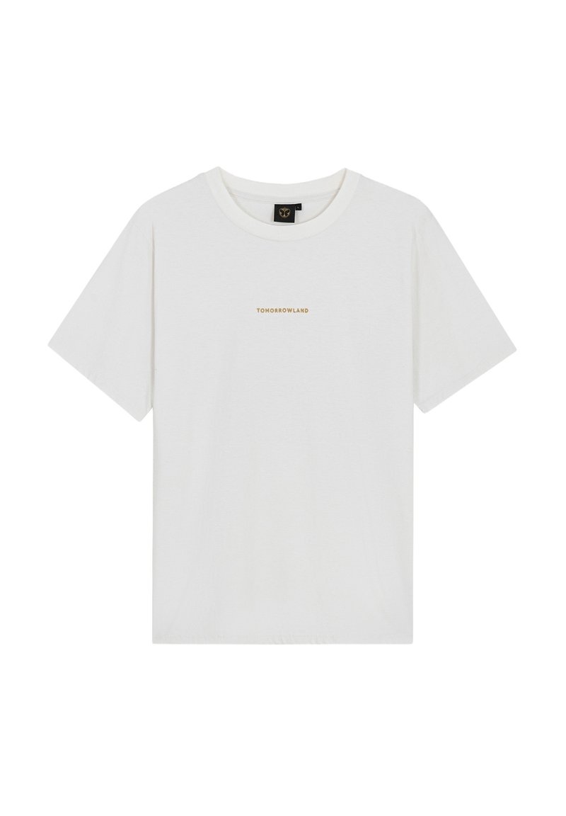 Witte katoenen T-shirt met korte mouwen, ronde hals en een klein bruin logo met de tekst "TOMORROWLAND" centraal op de voorkant.